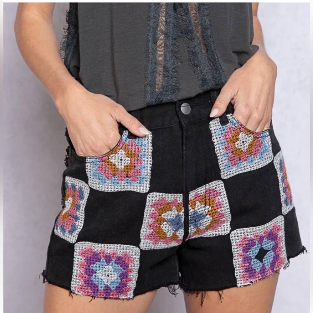 1089. New POL Patch Embroidered shorts Sz S